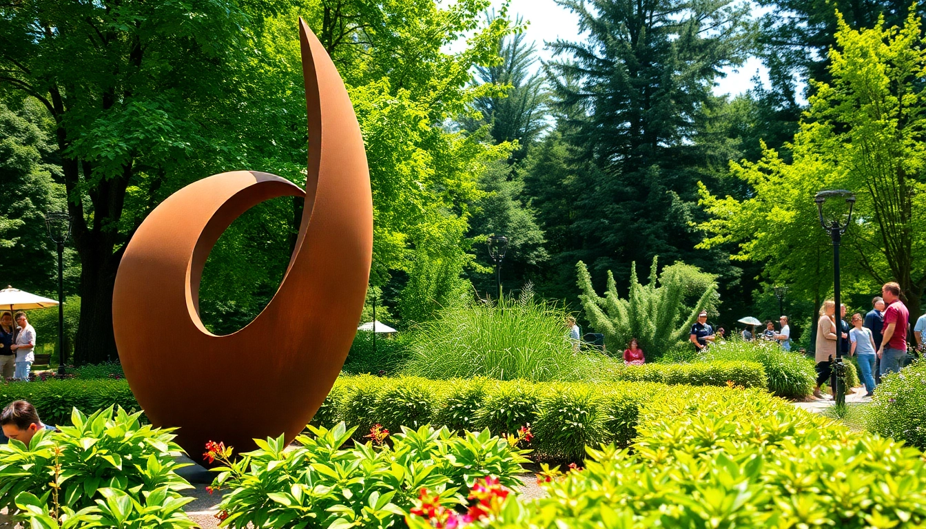 Acier corten patiné dans un jardin luxuriant avec une sculpture artistique.
